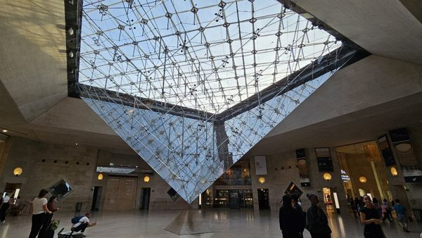 Carrousel du Louvre by null