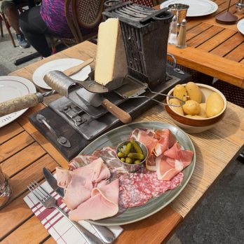 Le Monchu - Raclette Fondue - French Near Me - Chamonix Mont Blanc, 74 Le Monchu - Raclette Fondue - French Near Me - Chamonix Mont Blanc, 74