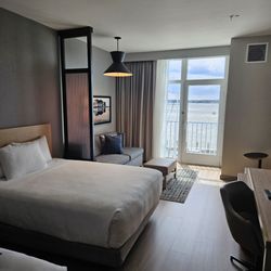 Queen room