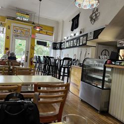 Leo's Place Diner - Inside Leo's. Note the lack of business at 11:45 am.