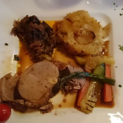 Cerise et Vinaigrette - L'Agneau -En cuisson lente de 12 heures à 70°, jus de thym, pommes boulangères et légumes rôtis.
