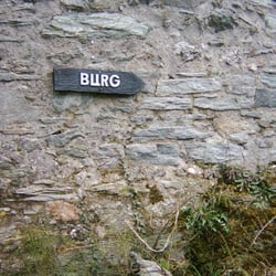 Burg Eppstein - Kleine Holztafeln weisen den Weg zum Westtor