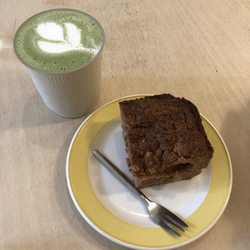 De Glutenvrije Winkel - matcha with oat milk and apple crumble