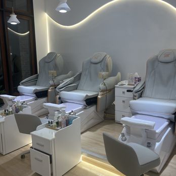 Nail Aug Salon - Those massage chairs are great! - Nail Salons Near Me - New York, New York