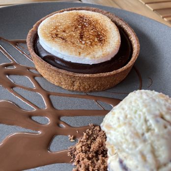 Breeze Restaurant - S'Mores Tart - New American Near Me - Nantucket, Massachusetts Breeze Restaurant - S'Mores Tart - New American Near Me - Nantucket, Massachusetts