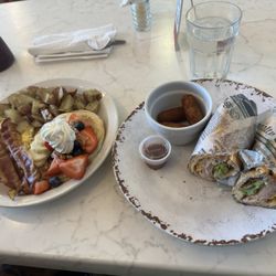 Buen Vecino Café - Quincalla y sándwich de atun
