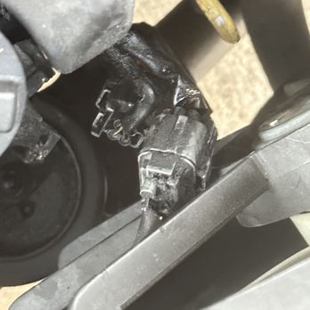 Midas - Here you can see several plug's hanging unplugged. On this picture you can see I plugged back in one of the sensors. - Auto Repair Near Me - Miami, Florida