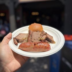 Knights' Smokehouse BBQ - The Smokehouse Signature Platter (smoked brisket, hot link and Hawaiian roll)