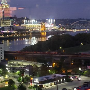 Eighteen at the Radisson - Cincinnati skyline from the "18" Restaurant atop the Radisson hotel in Covington KY - Steakhouses Near Me - Covington, Kentucky Eighteen at the Radisson - Cincinnati skyline from the "18" Restaurant atop the Radisson hotel in Covington KY - Steakhouses Near Me - Covington, Kentucky
