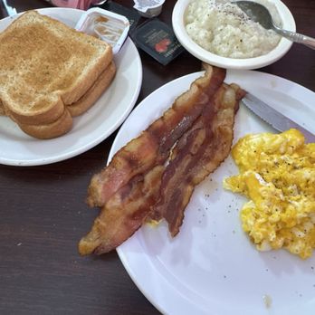 The Town House Cafe - Cafes Near Me - Covington, Georgia