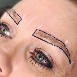 Raz’d Studios - Brow mapping to achieve the perfect eyebrow shape.