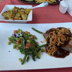 Gasthof Hotel Zum Mohren - Zwiebelrostbraten mit Bohnengemüse und Bratkartoffeln.