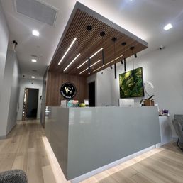 Beautiful entry and reception area. Beautiful entry and reception area.