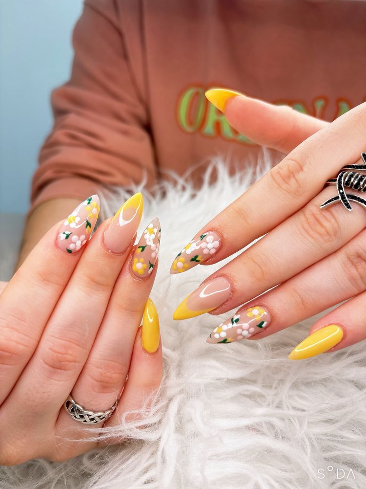 Queen Nails Logo