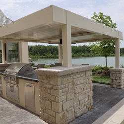 Living Precise - Outdoor kitchen and louvered pergola
