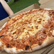 pizzです。 Papa Zuzu's Pizza, 535 NE Columbia Blvd, Portland, OR 97211