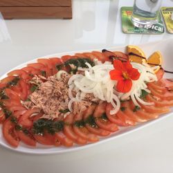 Playa Vista - Tomatensalat mit Thunfisch und Zwiebeln mit Basilikum-Pesto und Fladenbrot