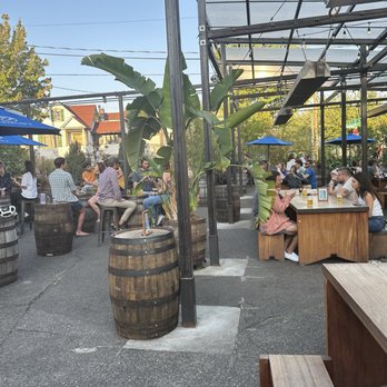 Fremont Brewing - Outside seating - Breweries Near Me - Seattle, Washington Fremont Brewing - Outside seating - Breweries Near Me - Seattle, Washington