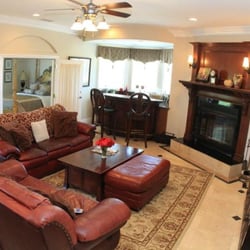 Villa De La Vine - Spacious gathering room with a bar.