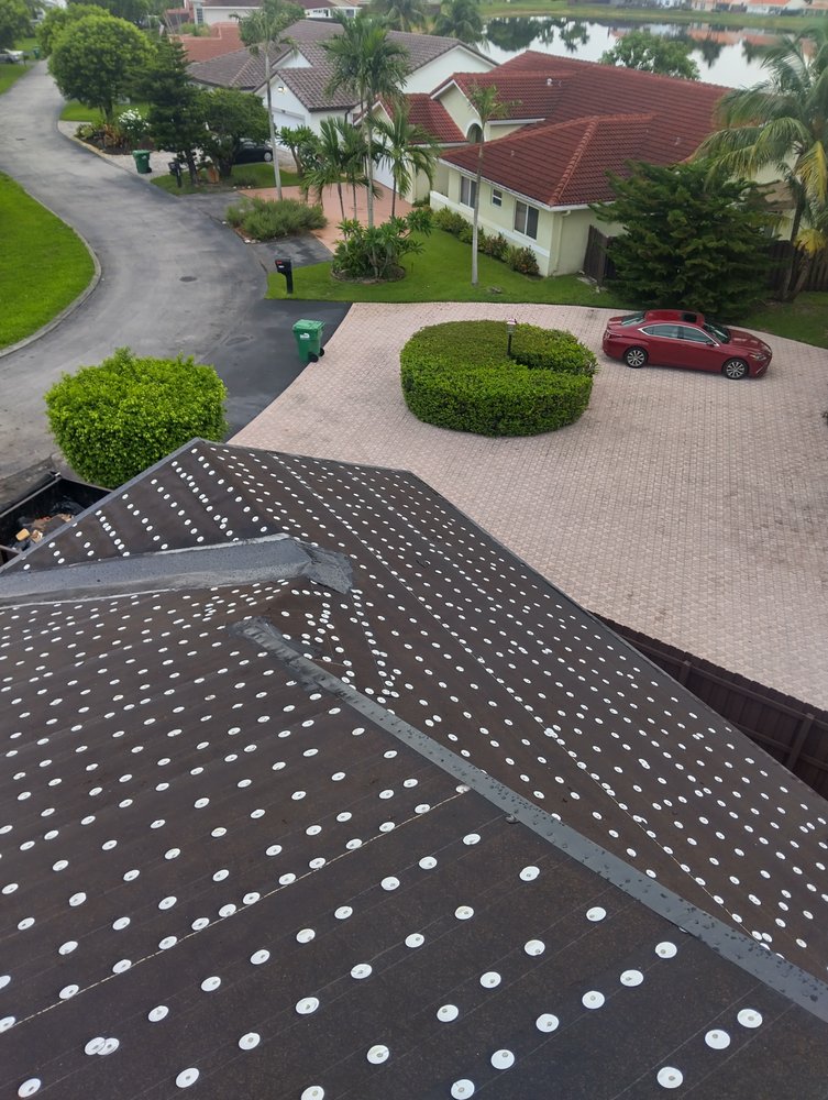 Slide of Luis Roofing Solution