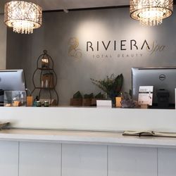 Riviera Spa - Pretty chandeliers