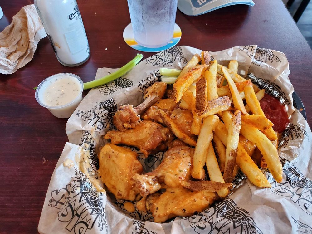 Dick's Wings & Grill - Fernandina Logo