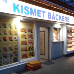 Kismet Bäckerei - Die Bedienung erfolgt durch das kleine Fenster (rechts).