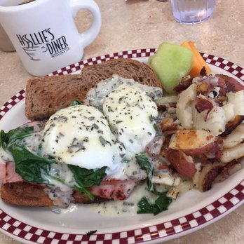 Hallie's Diner - American Near Me - Petaluma, California