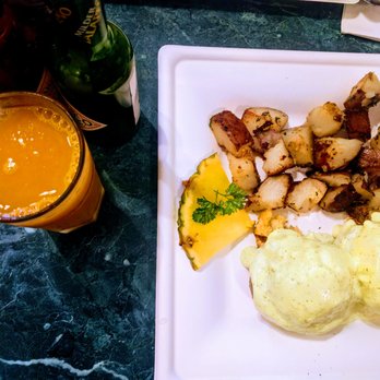 Egghead's Restaurant - Eggs Benedict - Breakfast & Brunch Near Me - Fort Bragg, California