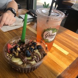 Açaí bowl and strawberry lemonade Açaí bowl and strawberry lemonade