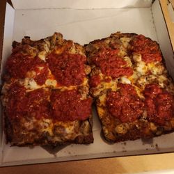 La Pizza Via - Detroit style pizza mushroom sausage
