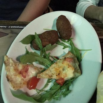 Henry Morgan Pub - Amazing part of our appetizer-what we would call fried meatballs and toasted cheese focaccia- yummy! - Pizza Near Me - Marinella, CZ