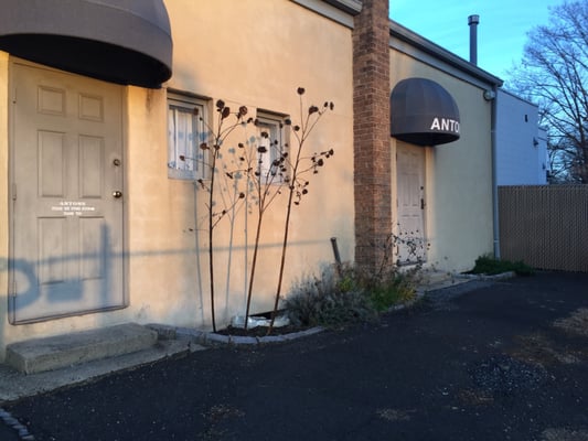 Antons Salon by null