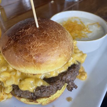 Untoasted - Buffalo Macaroni Cheese Burger (I think my friend got it without the Buffalo tho) - Breakfast & Brunch Near Me - Hallandale Beach, Florida