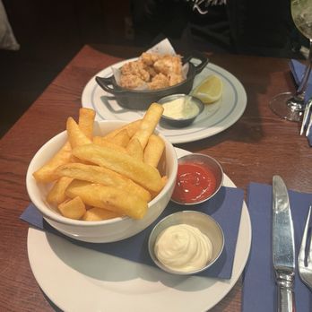 The Admiralty - Fried calamari with a side of chips - Pubs Near Me - London, XGL