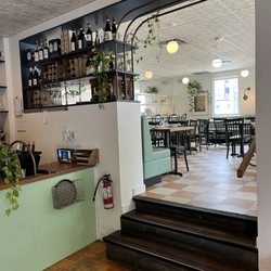 Farina a Legna - Entryway to main dining room