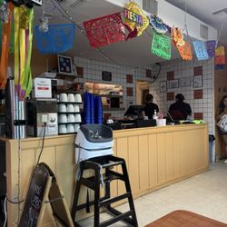 Lindas Cafe - Counter to pay