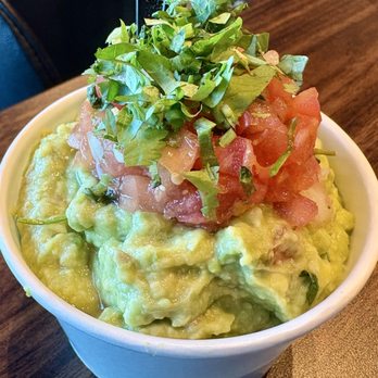 Freedom Street Social - Looks good but this guacamole was salt overload (I even bit into a small chunk of it (salt); horrible!!) - Food Court Near Me - Arvada, Colorado