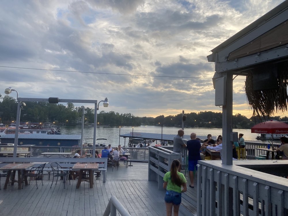 Tiki Hut Lakeside Grill