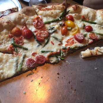 The Blue Stone - Waitsfield - Garlic Cream, grilled corn, lobster, heirloom tomatoes, fresh garlic, asparagus, lemon butter and Parmesan. Absolutely delicious. - Pizza Near Me - Waitsfield, Vermont
