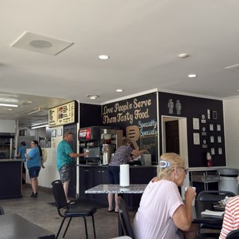 R Kitchen - Dining area - Food Trucks Near Me - Fayetteville, North Carolina R Kitchen - Dining area - Food Trucks Near Me - Fayetteville, North Carolina