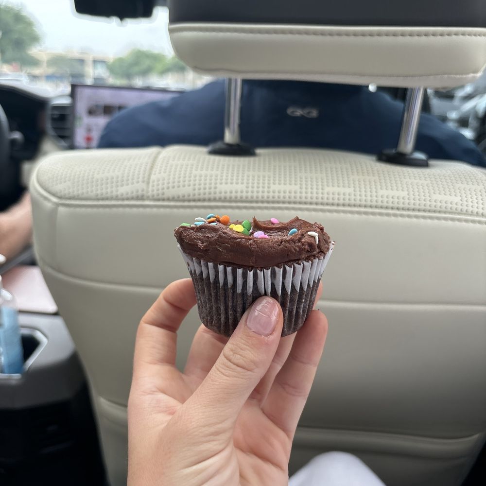 Susie Cakes - Signature Cupcakes (Dozen) - Bakeries Near Me - Dallas, Texas Susie Cakes - Signature Cupcakes (Dozen) - Bakeries Near Me - Dallas, Texas