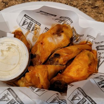 414 Pub & Pizza - Mesa - Buffalo wings. The picture doesn't show it very well, but they were all very pale like the top one. Flabby skin, not crispy at all. - Pizza Near Me - Mesa, Arizona