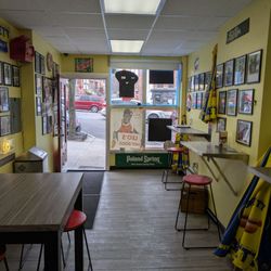 Leo's Hotdogs - Front area