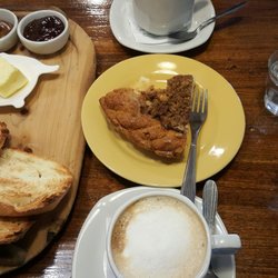 Candela Repostería - Tostadas de pan de campo, mermelada, dulce de leche, cortados y tarta de manzana