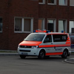 Braunschweig - ... ein Notarztwagen rückt gerade aus