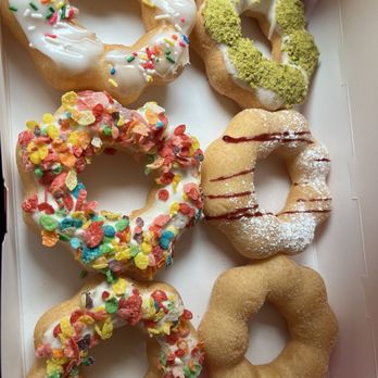 Mochinut Newark - Pistachio churo funnel cake fruity pebble & sprinkles - Desserts Near Me - Newark, Delaware