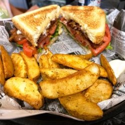 Dumont Bar & Grill