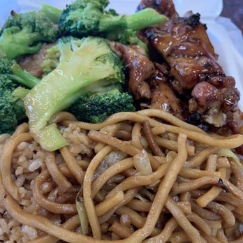 Amy's Peking Palace - 1/2 chow mein 1/2 fried rice broccoli beef and teriyaki chicken sauce on top was all divine! - Chinese Near Me - Sonoma, California Amy's Peking Palace - 1/2 chow mein 1/2 fried rice broccoli beef and teriyaki chicken sauce on top was all divine! - Chinese Near Me - Sonoma, California