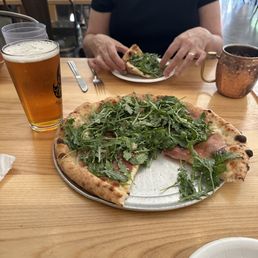 Arugula and ham pizza with white sauce